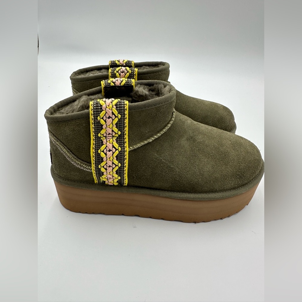 NIB Ugg Women's Shoes Classic Ultra Mini Braid Platform
Shearling boot Sz 10